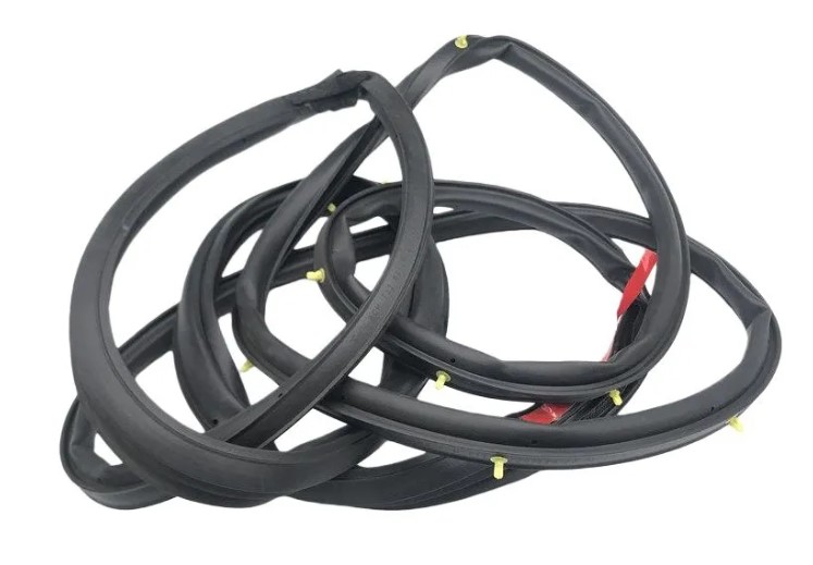 Уплотнитель двери передней левой Chery Tiggo FL, Vortex Tingo FL T116107110